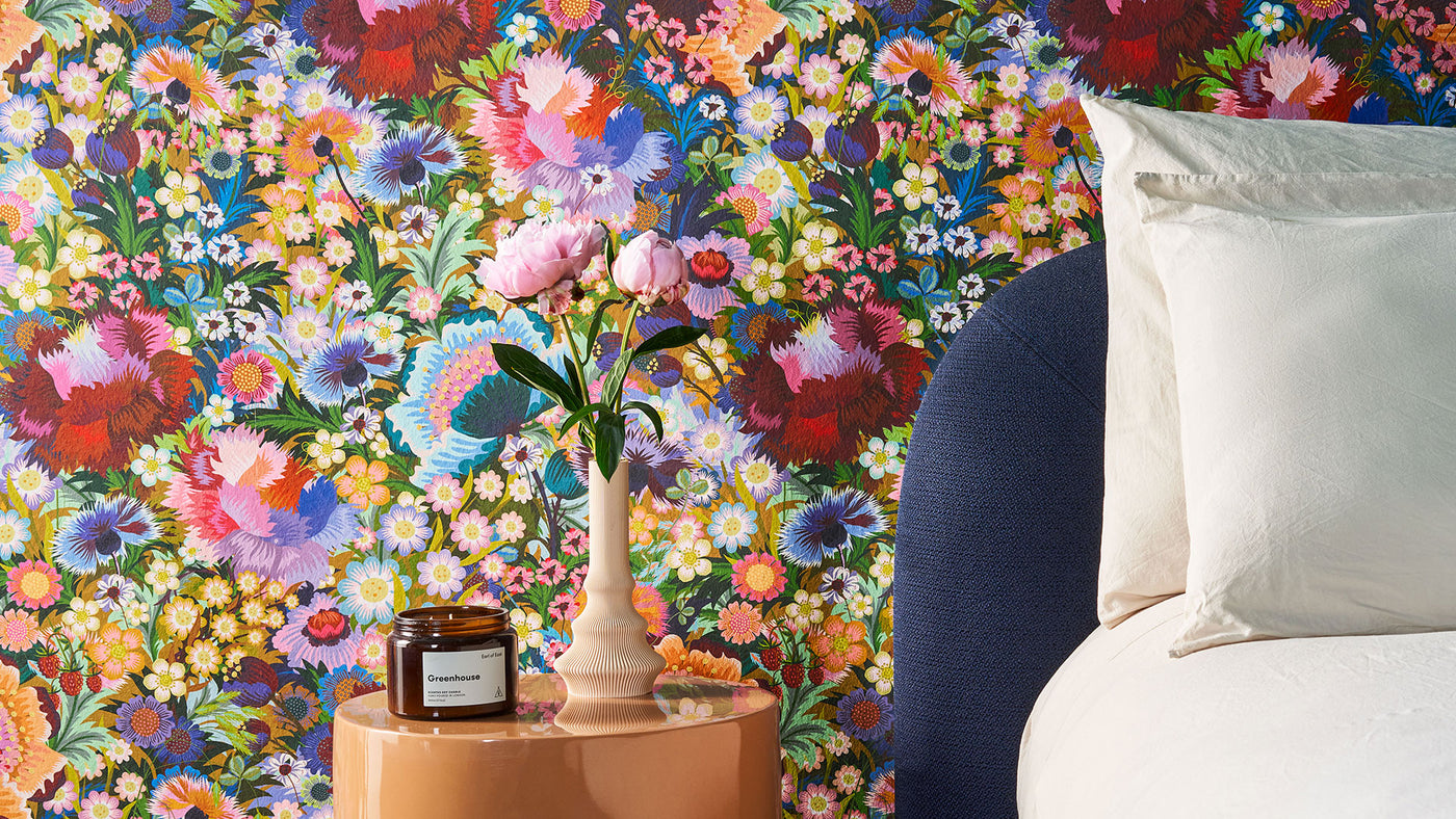 Bedroom decorated in lick Bloombastic 01 wallpaper